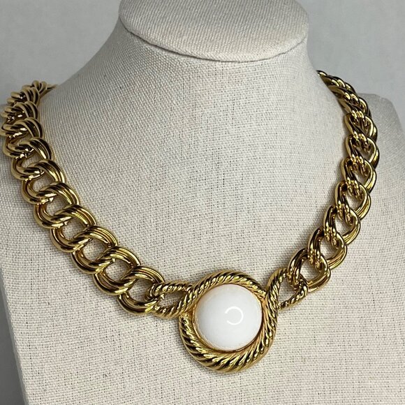 Vintage Trifari Gold-Tone Chain Necklace With White Center Medallion Pendant - Picture 4 of 6